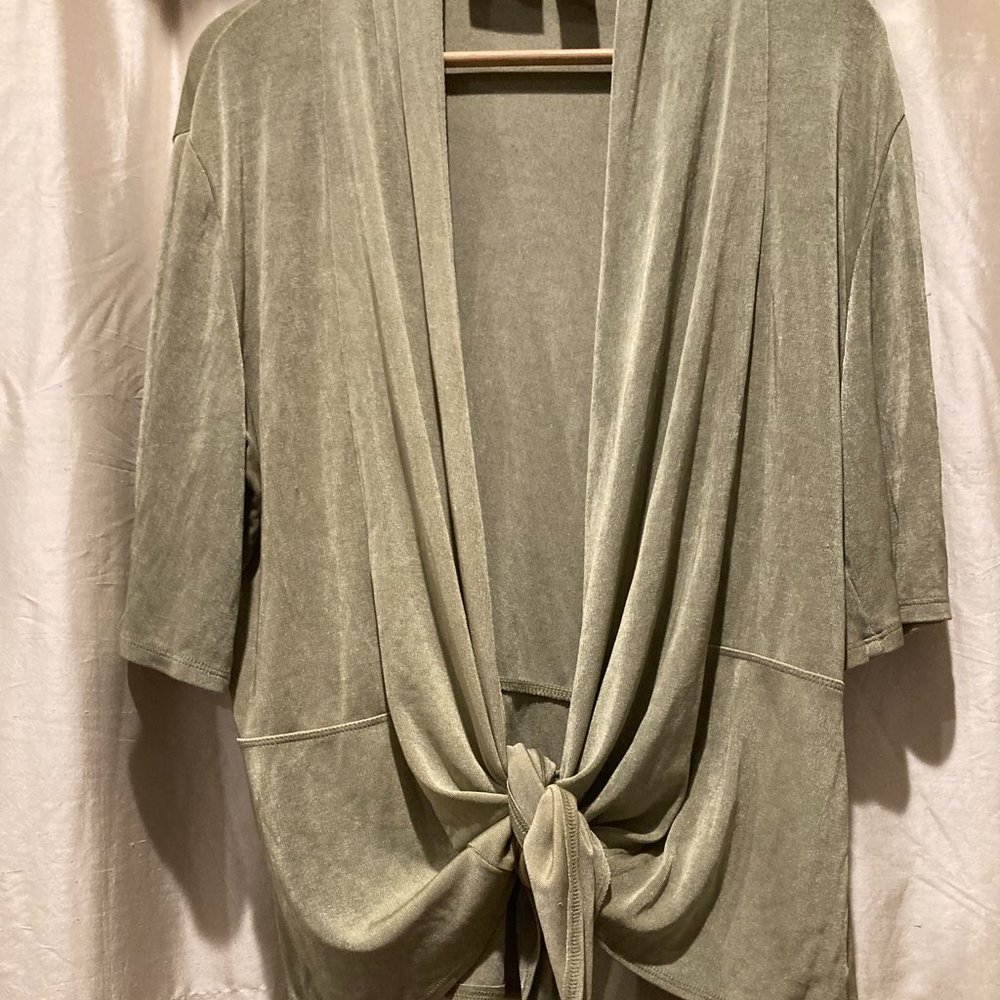 Chicos- size 3 Poly/spendex tie in front top